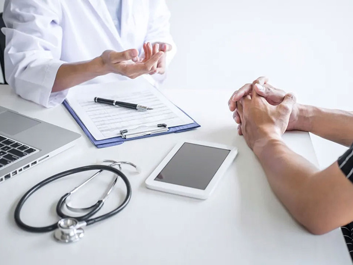 What is a 'brain examination'? How can middle-aged and elderly people undergo brain health screening?